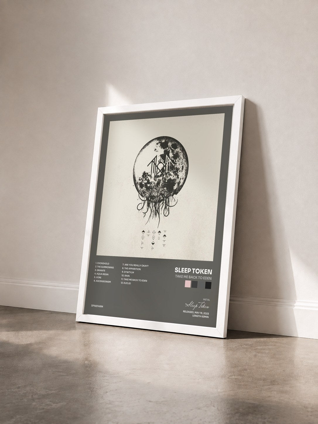 #blanc Tableau de l'album Take Me Back To Eden de Sleep Token vu de trois quarts, cadre blanc