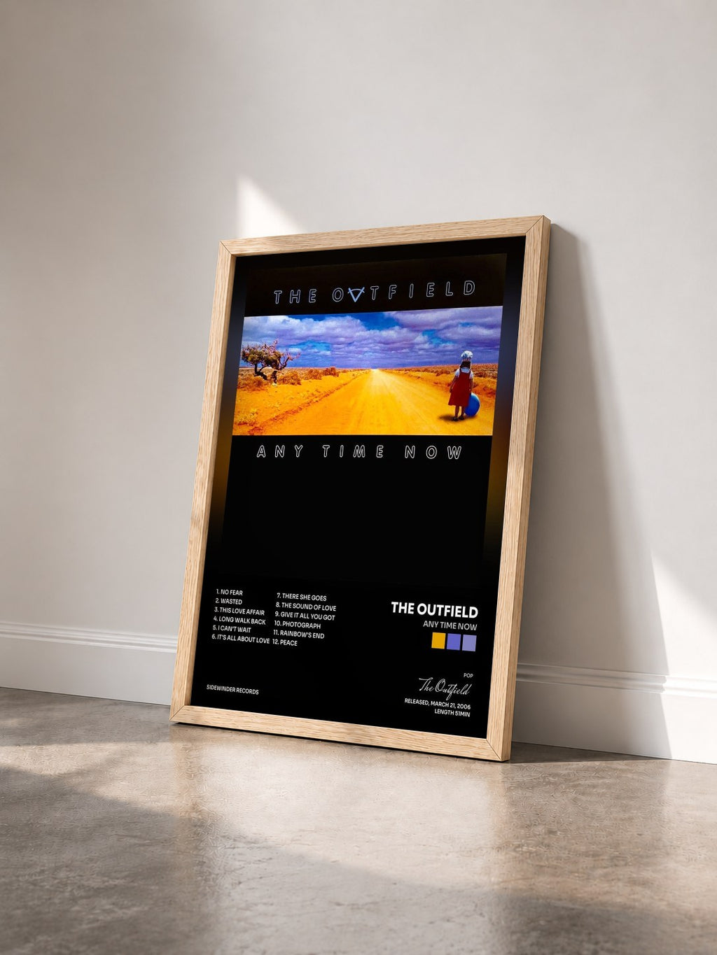 #bois Tableau de l'album Any Time Now de The Outfield vu de trois quarts, cadre en bois brut