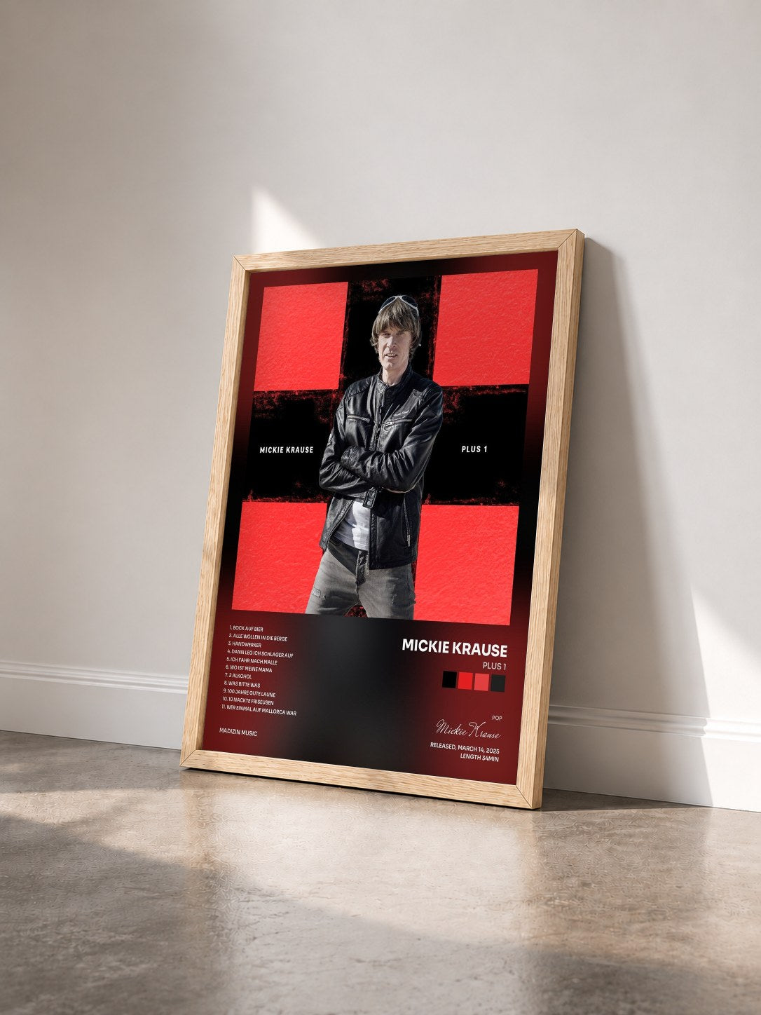 #bois Tableau de l'album Plus 1 de Mickie Krause vu de trois quarts, cadre en bois brut