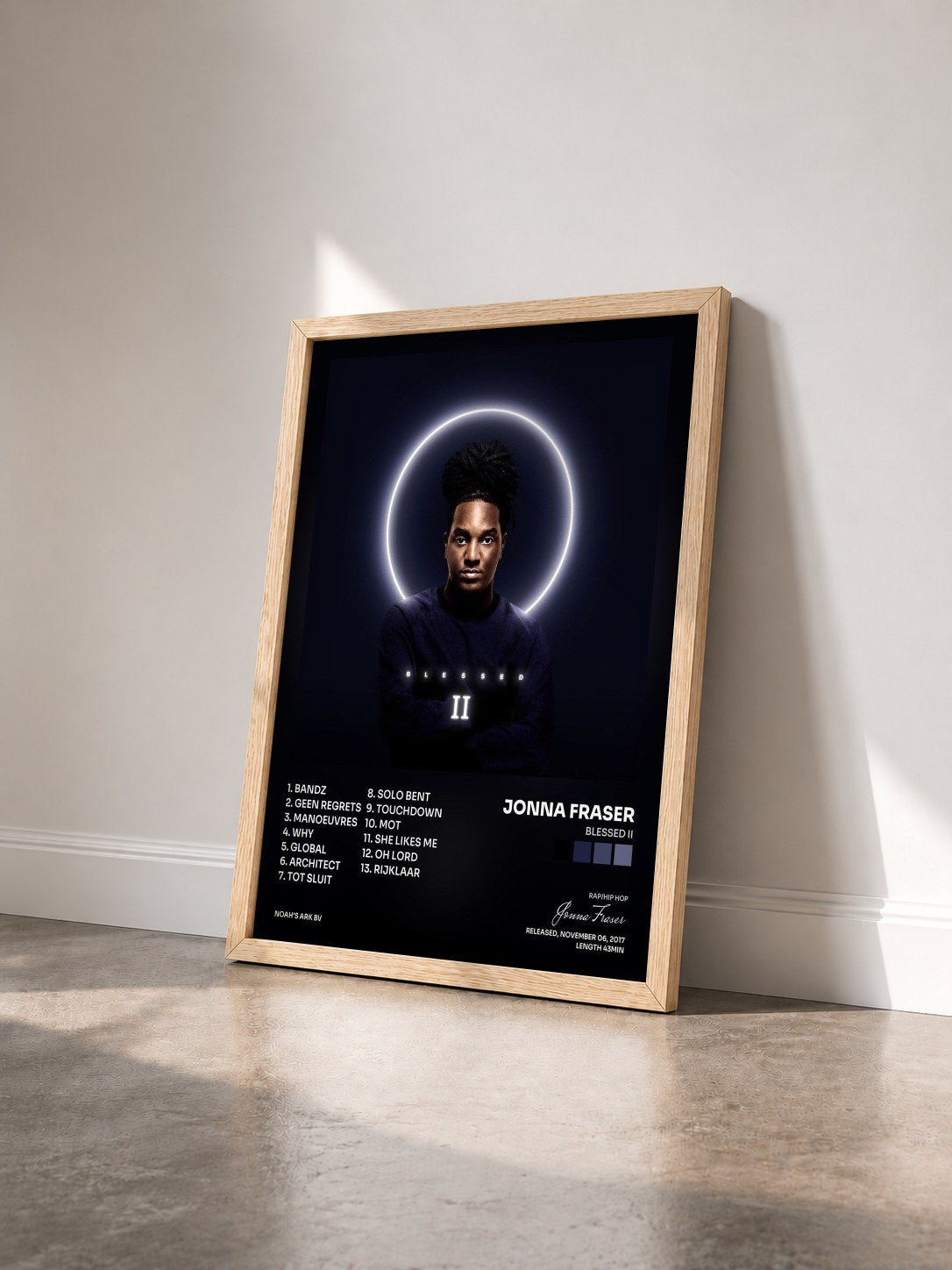#bois Tableau de l'album Blessed II de Jonna Fraser vu de trois quarts, cadre en bois brut