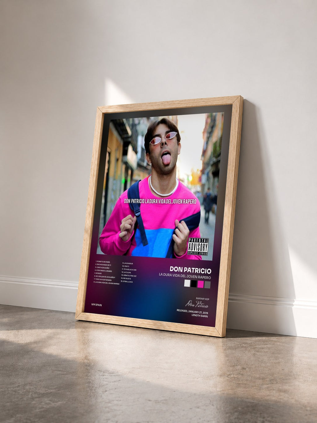 #bois Tableau de l'album La Dura Vida del Joven Rapero de Don Patricio vu de trois quarts, cadre en bois brut