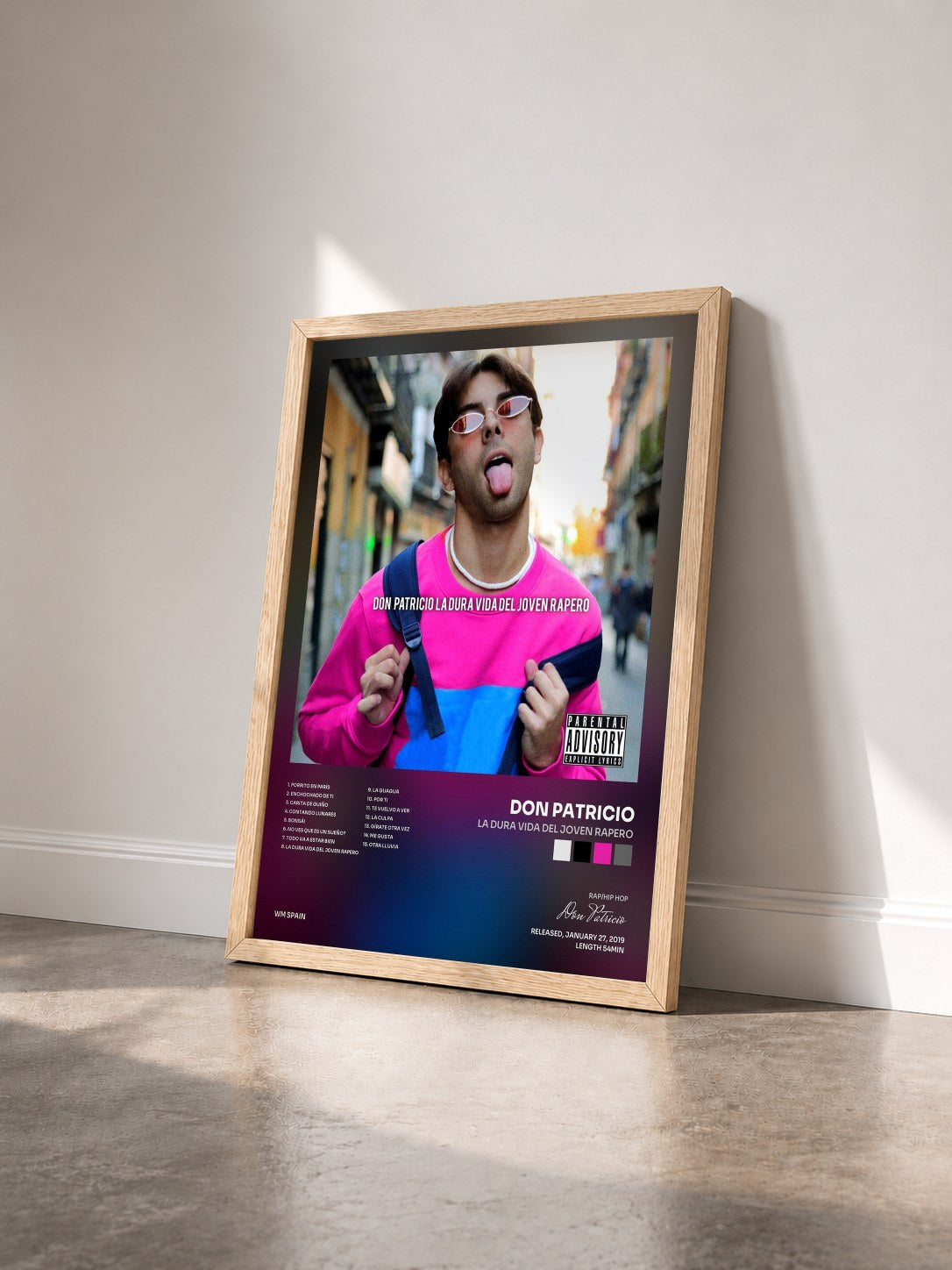 #bois Tableau de l'album La Dura Vida del Joven Rapero de Don Patricio vu de trois quarts, cadre en bois brut