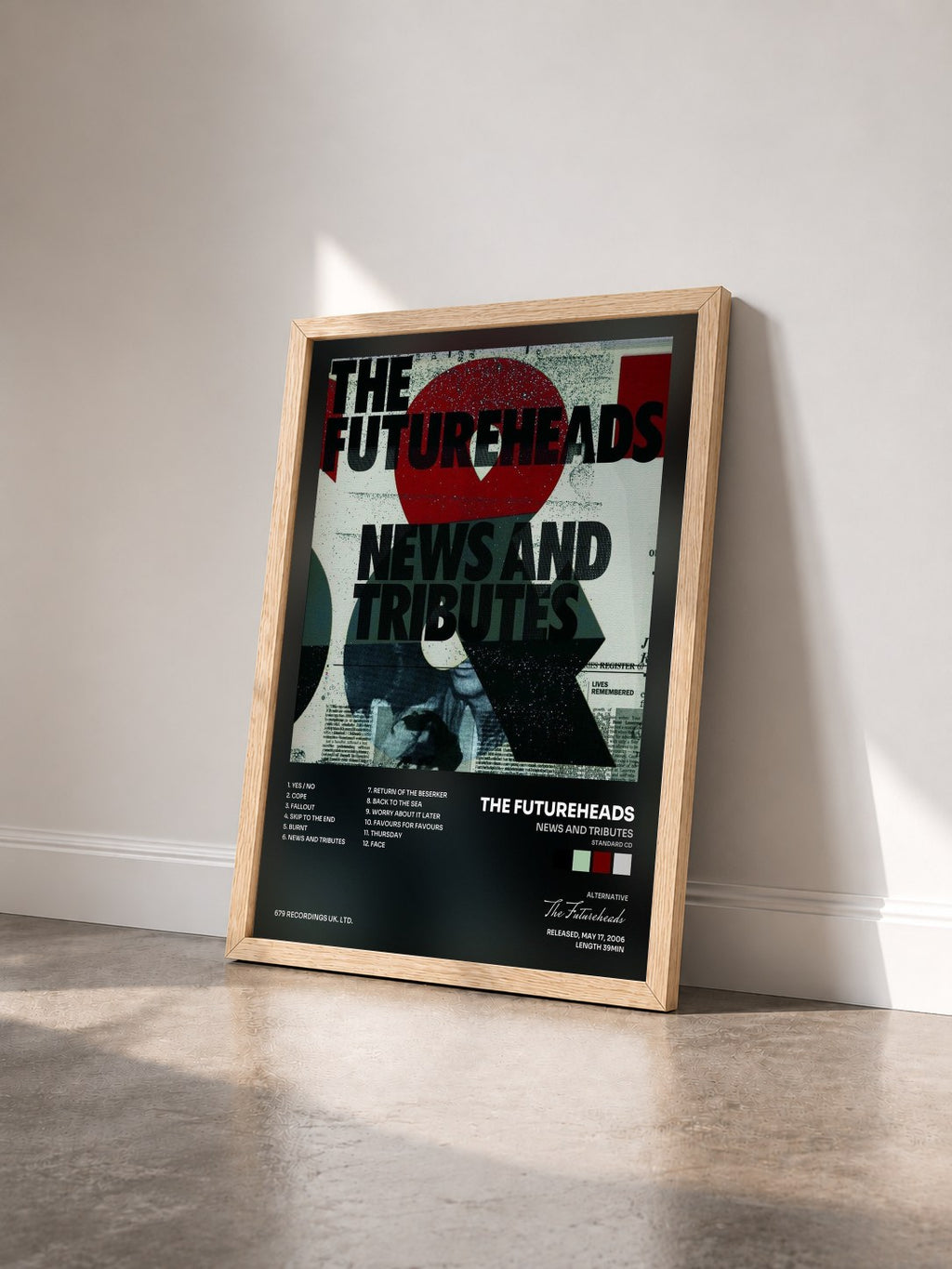#bois Tableau de l'album News And Tributes (Standard CD) de The Futureheads vu de trois quarts, cadre en bois brut