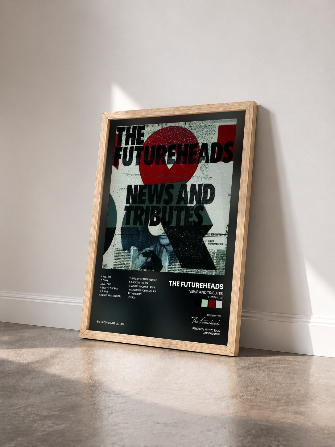 #bois Tableau de l'album News And Tributes (Standard CD) de The Futureheads vu de trois quarts, cadre en bois brut