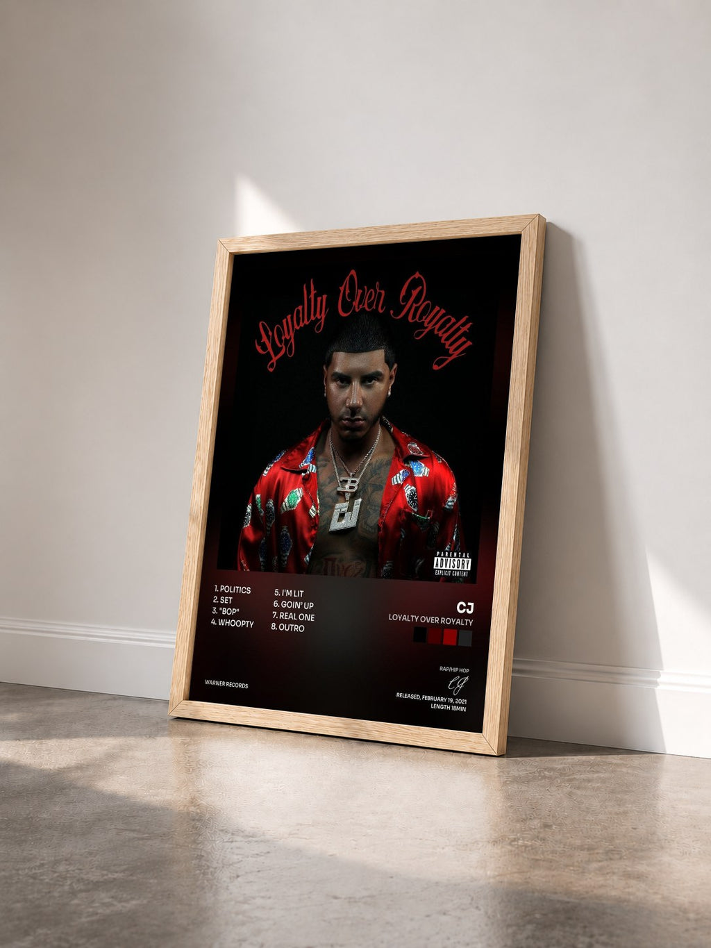 #bois Tableau de l'album Loyalty Over Royalty de CJ vu de trois quarts, cadre en bois brut