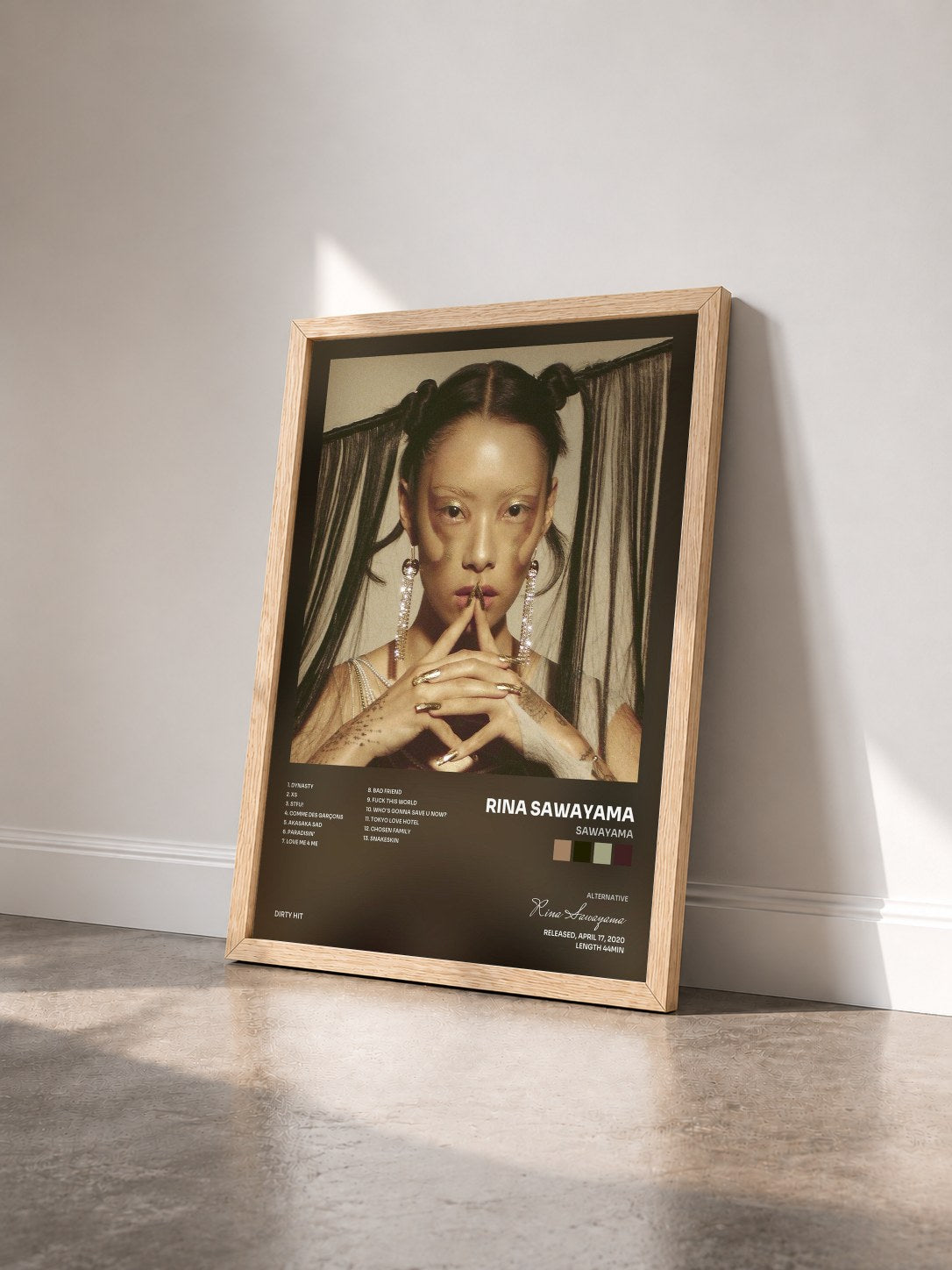 #bois Tableau de l'album SAWAYAMA de Rina Sawayama vu de trois quarts, cadre en bois brut