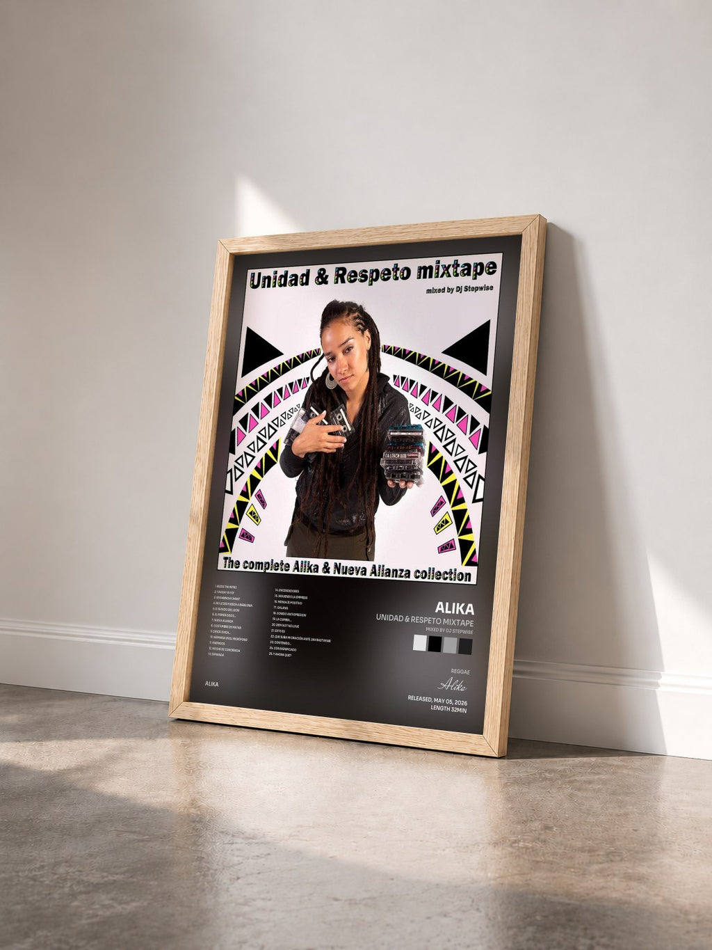 #bois Tableau de l'album Unidad & Respeto Mixtape (Mixed by Dj Stepwise) de Alika vu de trois quarts, cadre en bois brut