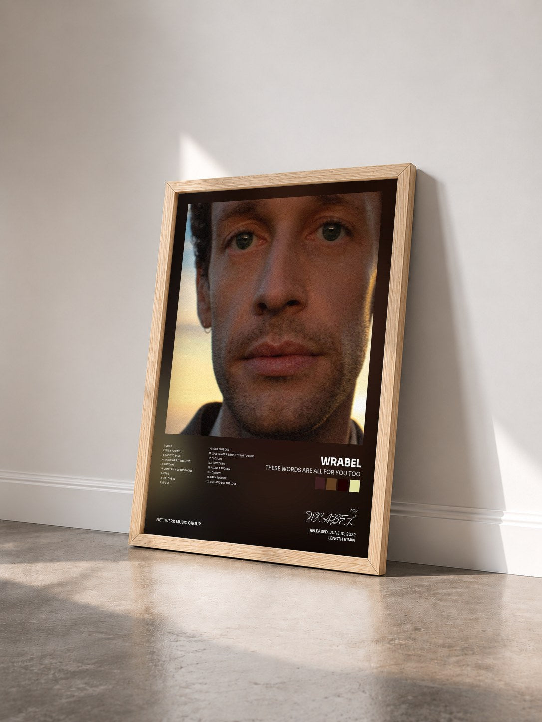 #bois Tableau de l'album these words are all for you too de WRABEL vu de trois quarts, cadre en bois brut