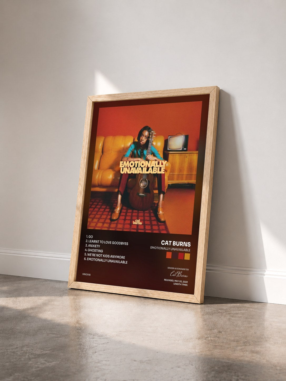 #bois Tableau de l'album emotionally unavailable de Cat Burns vu de trois quarts, cadre en bois brut