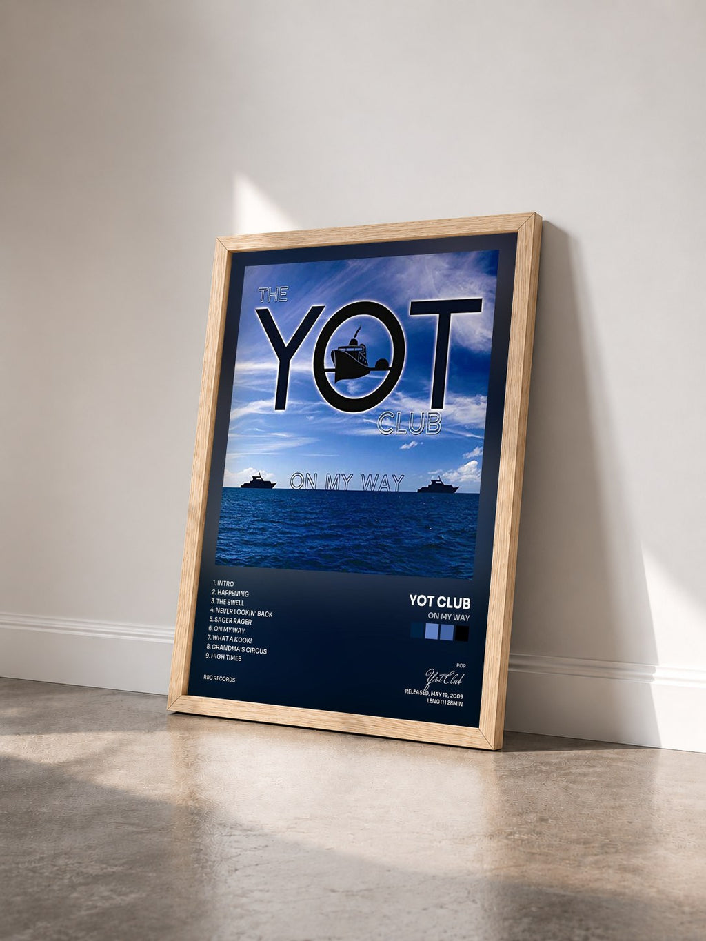#bois Tableau de l'album On My Way de Yot Club vu de trois quarts, cadre en bois brut