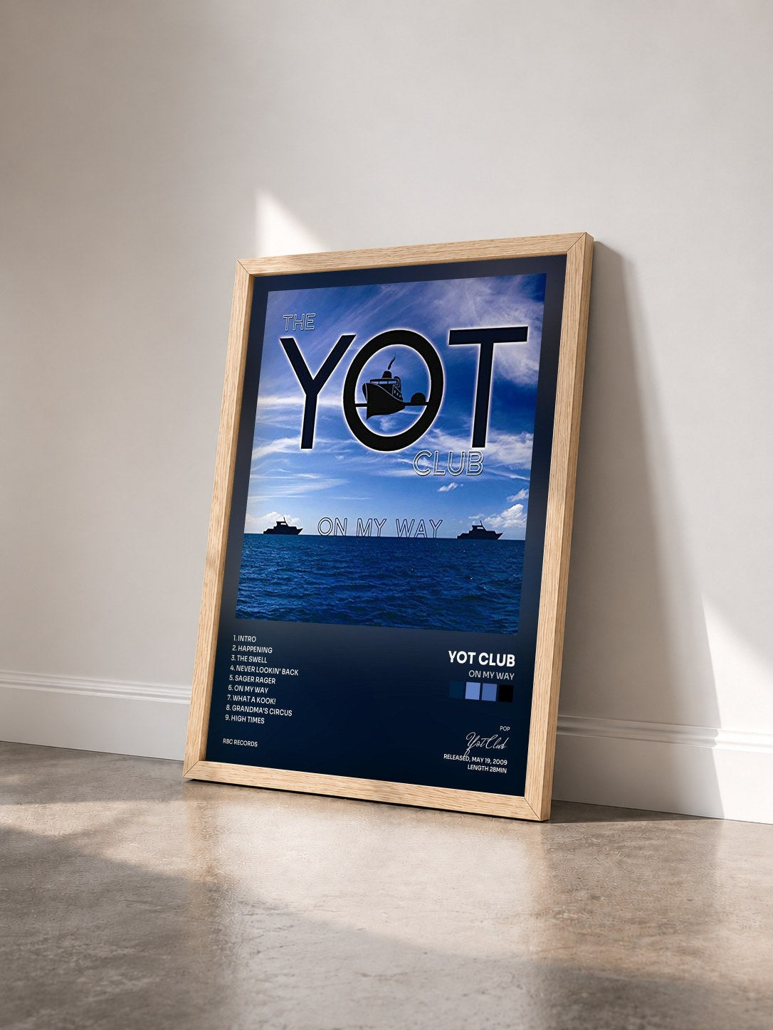 #bois Tableau de l'album On My Way de Yot Club vu de trois quarts, cadre en bois brut