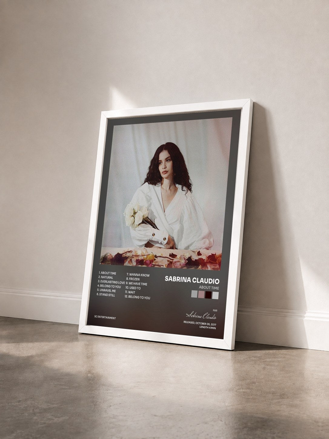 #blanc Tableau de l'album About Time de Sabrina Claudio vu de trois quarts, cadre blanc