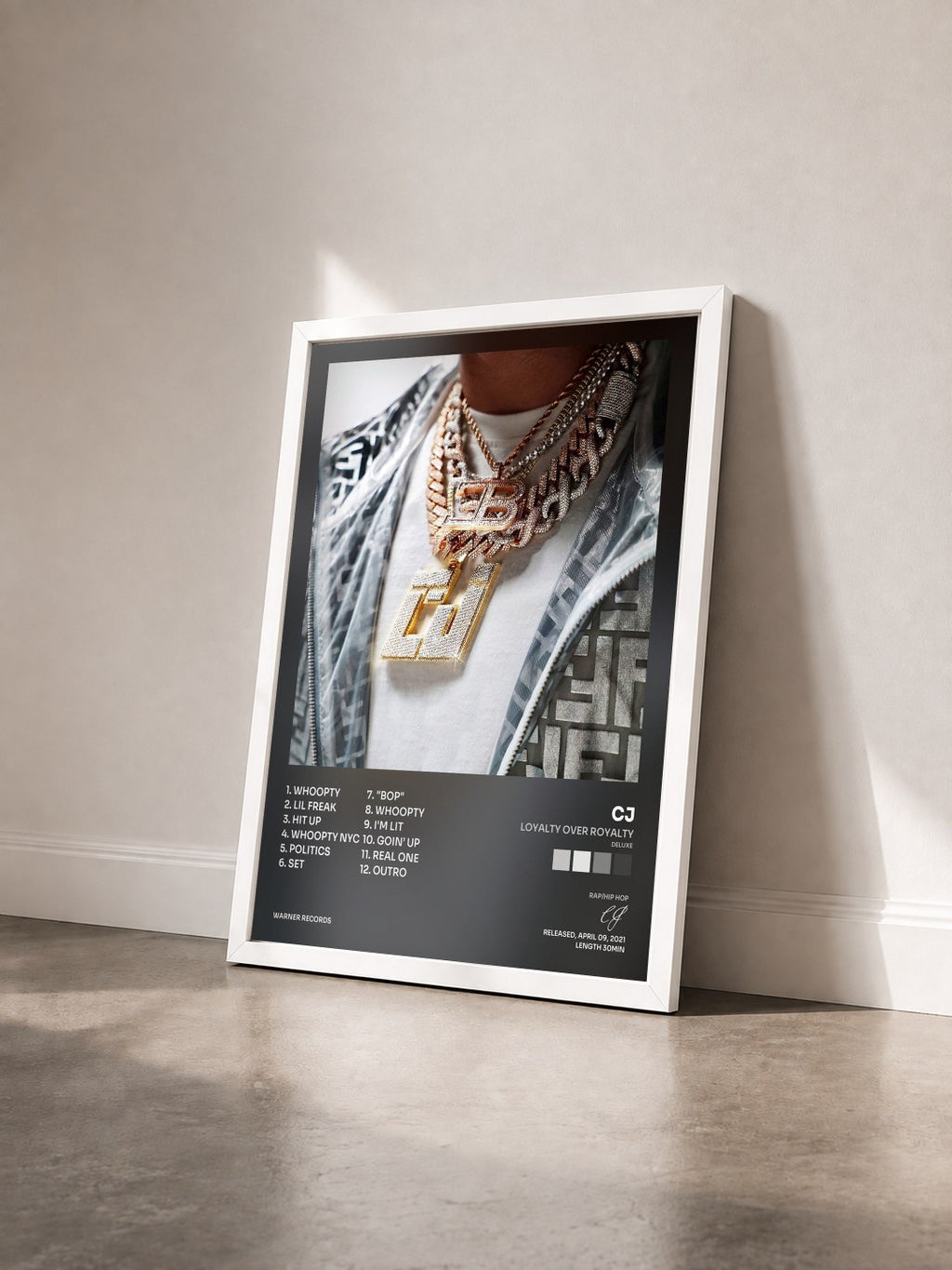 #blanc Tableau de l'album Loyalty Over Royalty (Deluxe) de CJ vu de trois quarts, cadre blanc