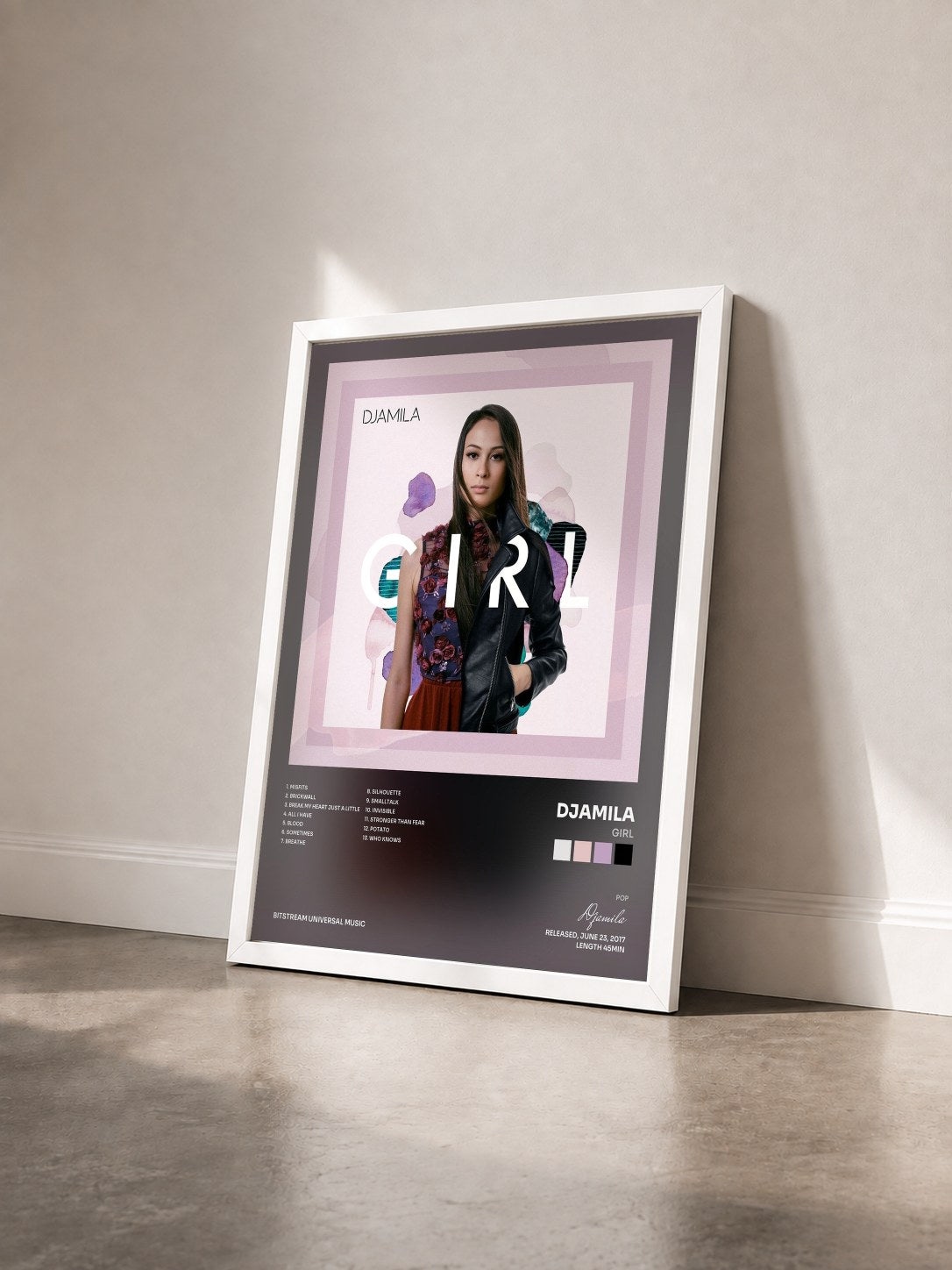#blanc Tableau de l'album Girl de Djamila vu de trois quarts, cadre blanc
