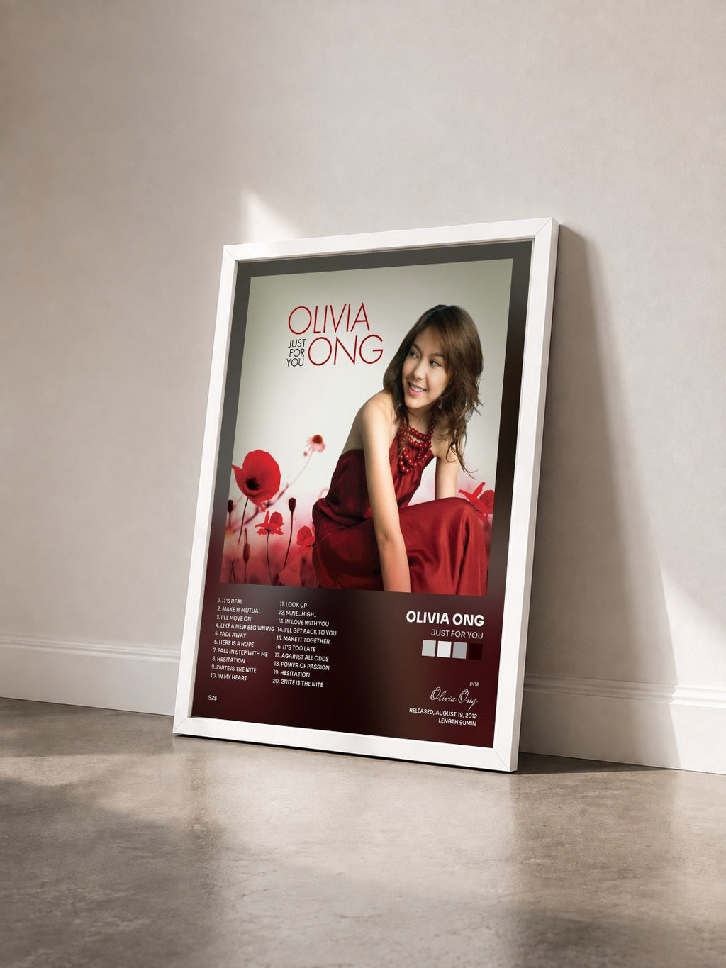 #blanc Tableau de l'album Just for You de Olivia Ong vu de trois quarts, cadre blanc