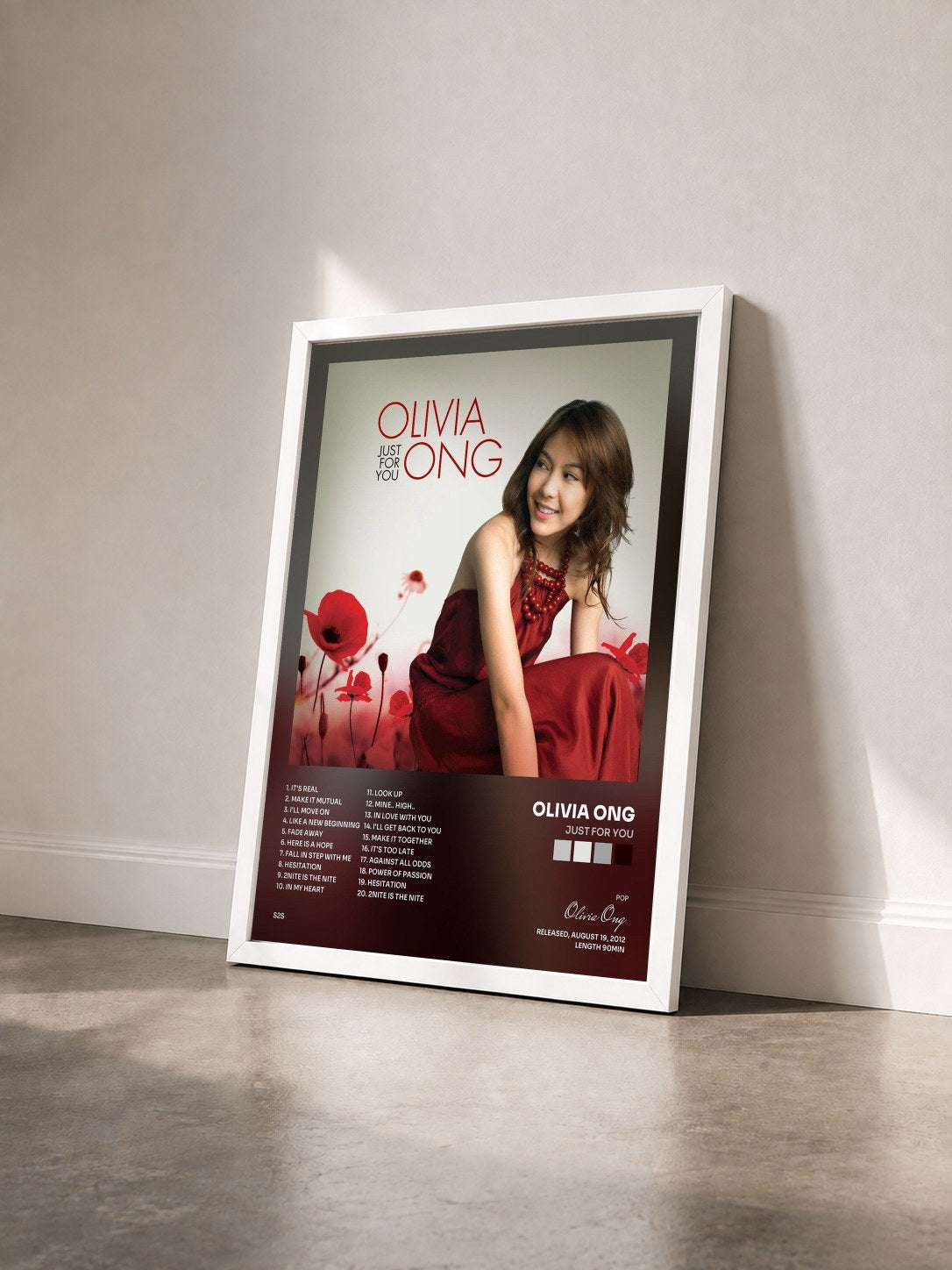 #blanc Tableau de l'album Just for You de Olivia Ong vu de trois quarts, cadre blanc