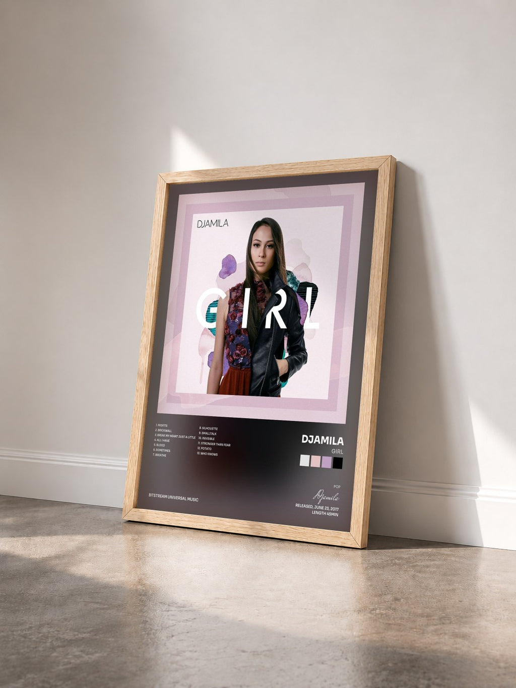 #bois Tableau de l'album Girl de Djamila vu de trois quarts, cadre en bois brut
