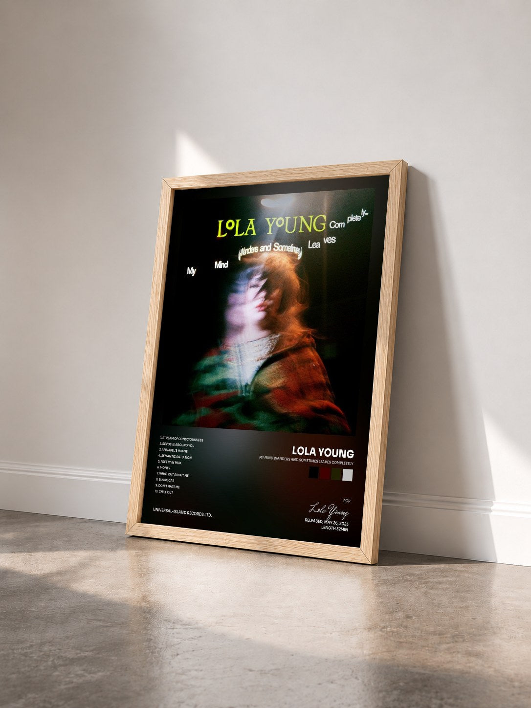 #bois Tableau de l'album My Mind Wanders and Sometimes Leaves Completely de Lola Young vu de trois quarts, cadre en bois brut