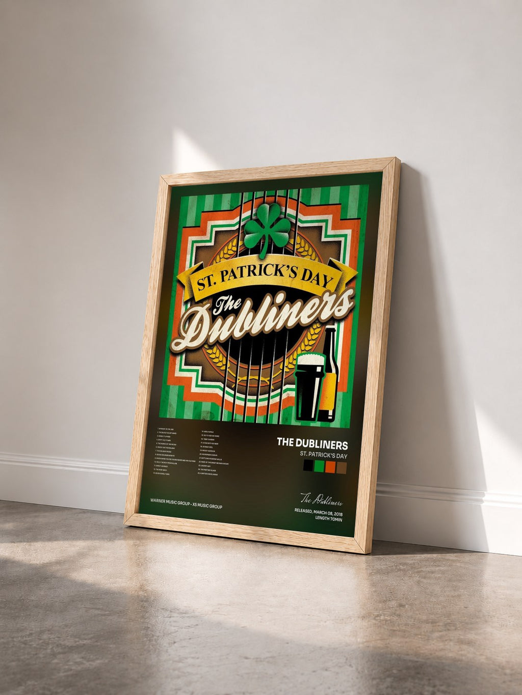 #bois Tableau de l'album St. Patrick's Day de The Dubliners vu de trois quarts, cadre en bois brut