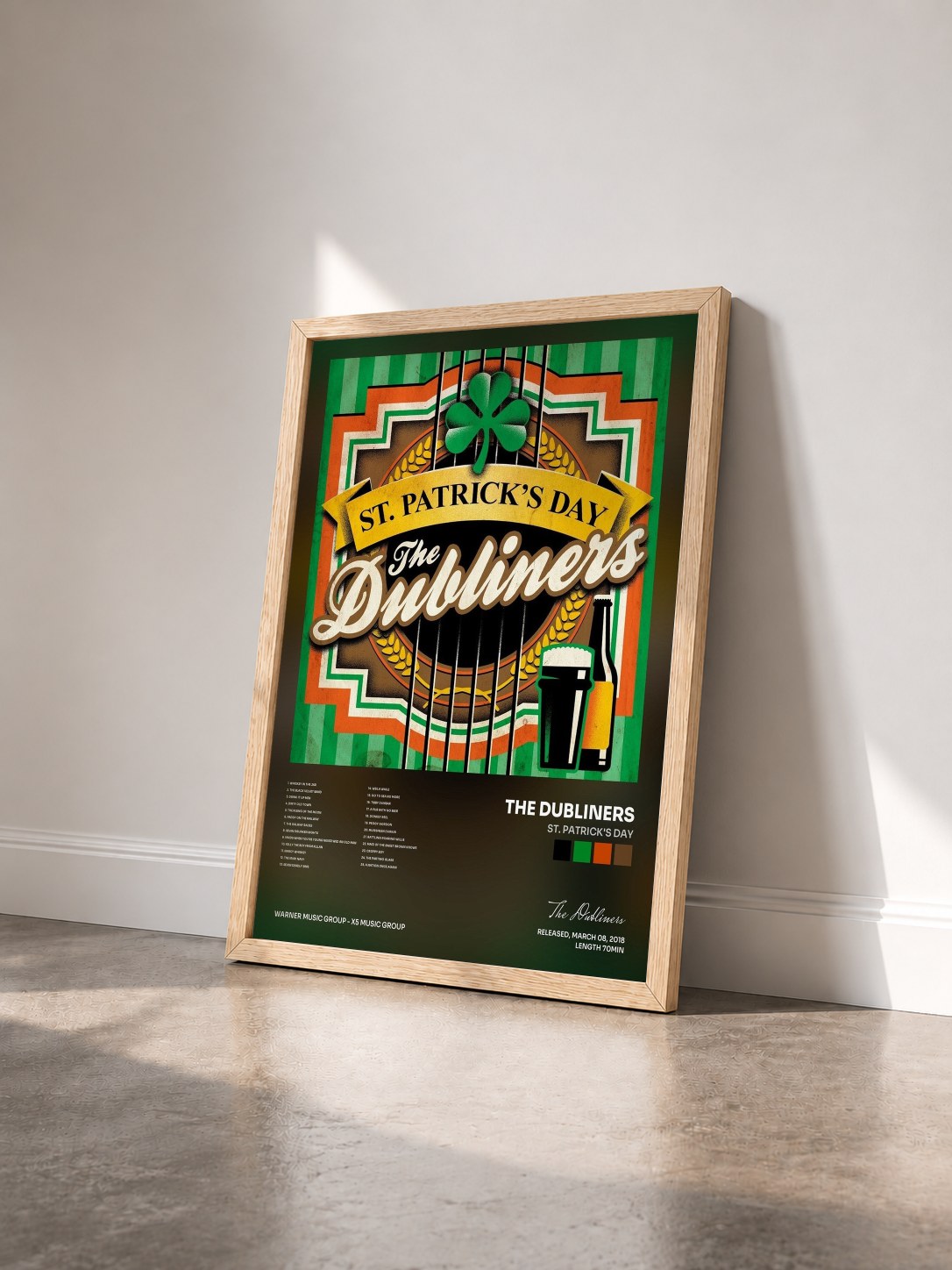 #bois Tableau de l'album St. Patrick's Day de The Dubliners vu de trois quarts, cadre en bois brut