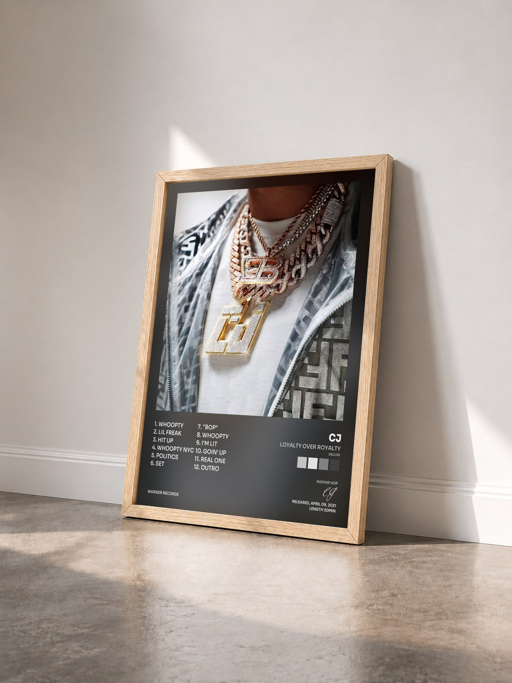 #bois Tableau de l'album Loyalty Over Royalty (Deluxe) de CJ vu de trois quarts, cadre en bois brut