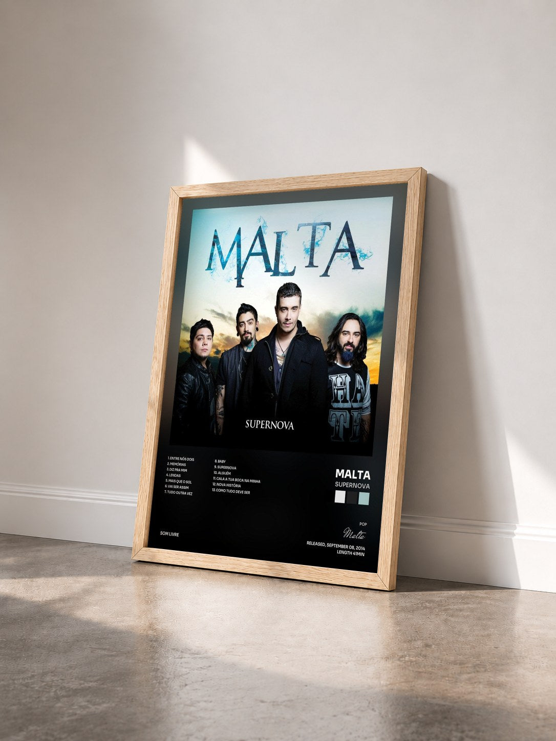 #bois Tableau de l'album Supernova de Malta vu de trois quarts, cadre en bois brut
