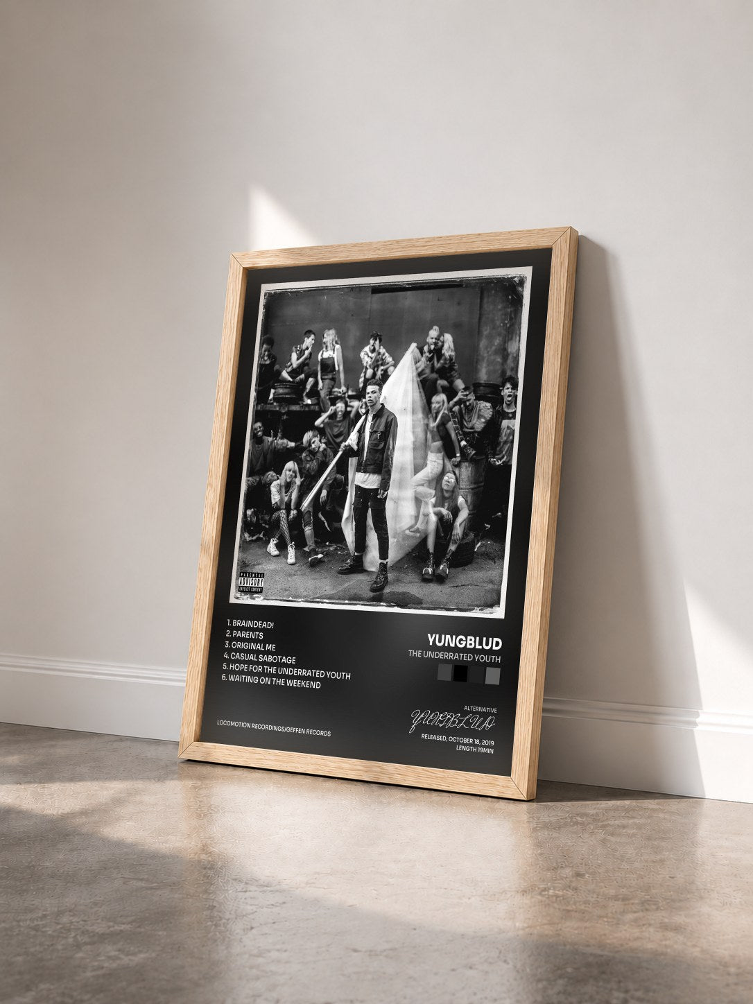 #bois Tableau de l'album the underrated youth de YUNGBLUD vu de trois quarts, cadre en bois brut