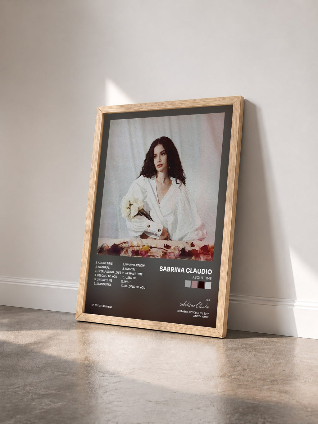 #bois Tableau de l'album About Time de Sabrina Claudio vu de trois quarts, cadre en bois brut