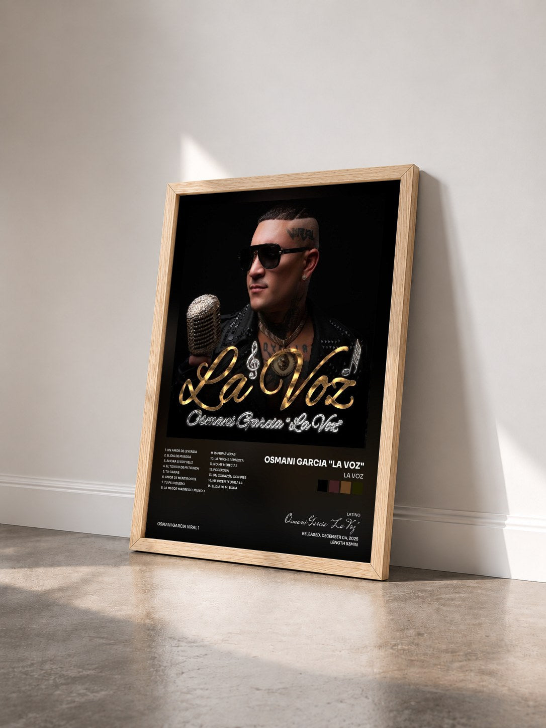 #bois Tableau de l'album La Voz de Osmani Garcia "La Voz" vu de trois quarts, cadre en bois brut