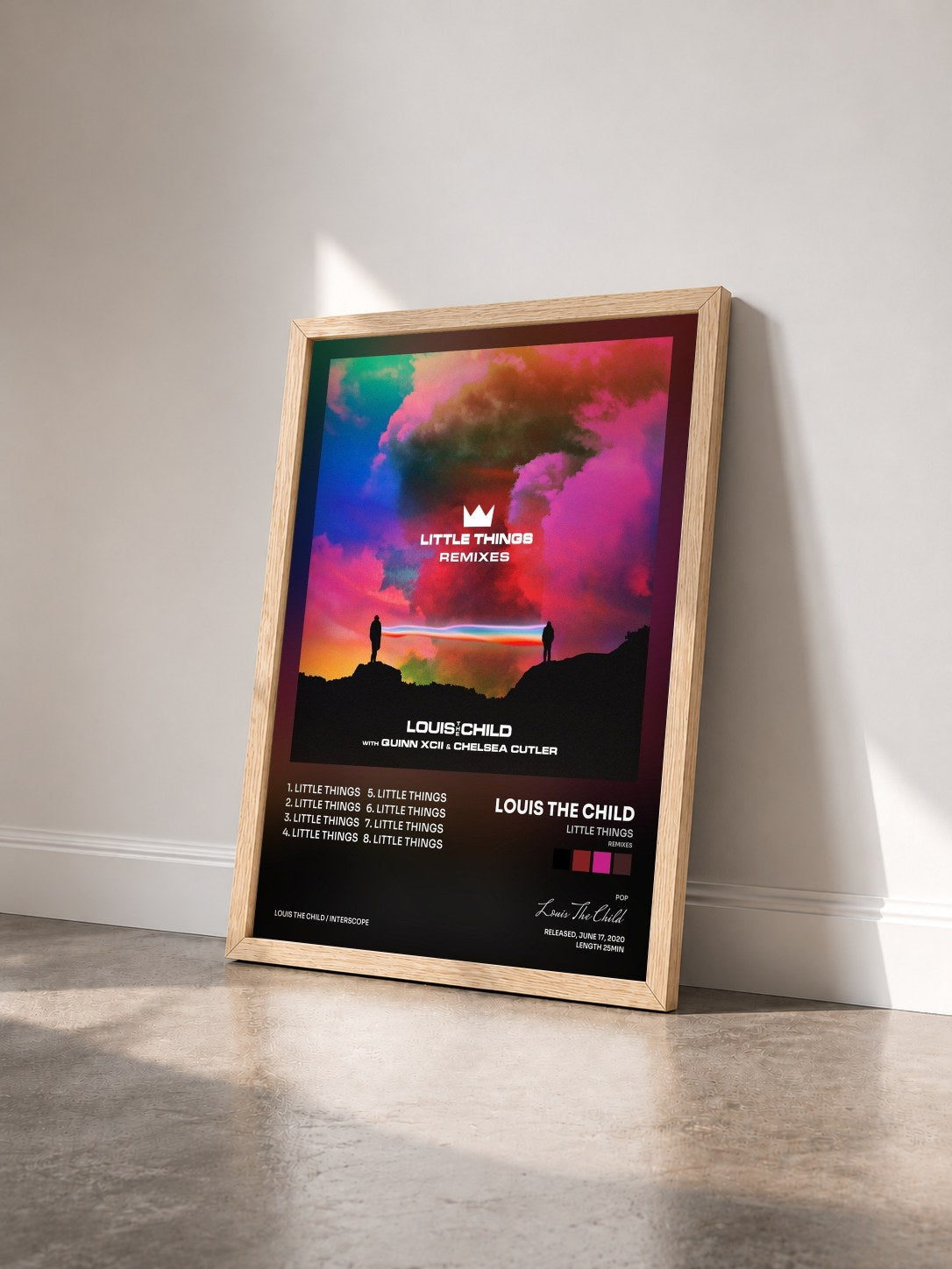 #bois Tableau de l'album Little Things (Remixes) de Louis The Child vu de trois quarts, cadre en bois brut