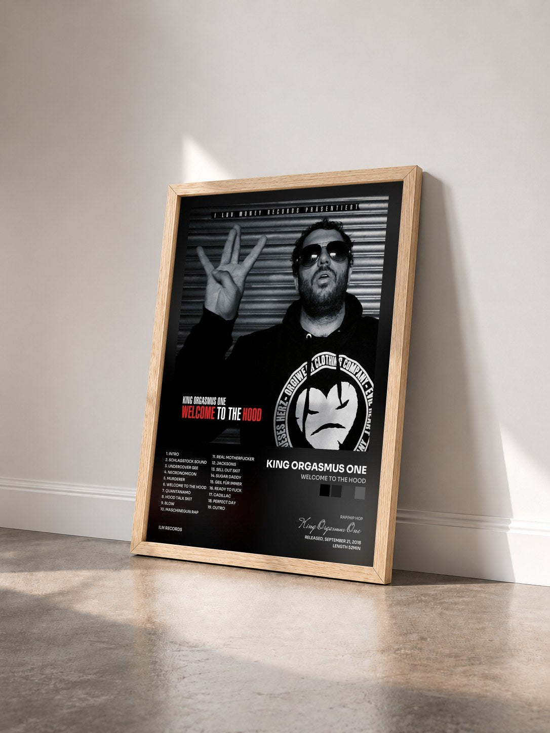 #bois Tableau de l'album Welcome to the Hood de King Orgasmus One vu de trois quarts, cadre en bois brut