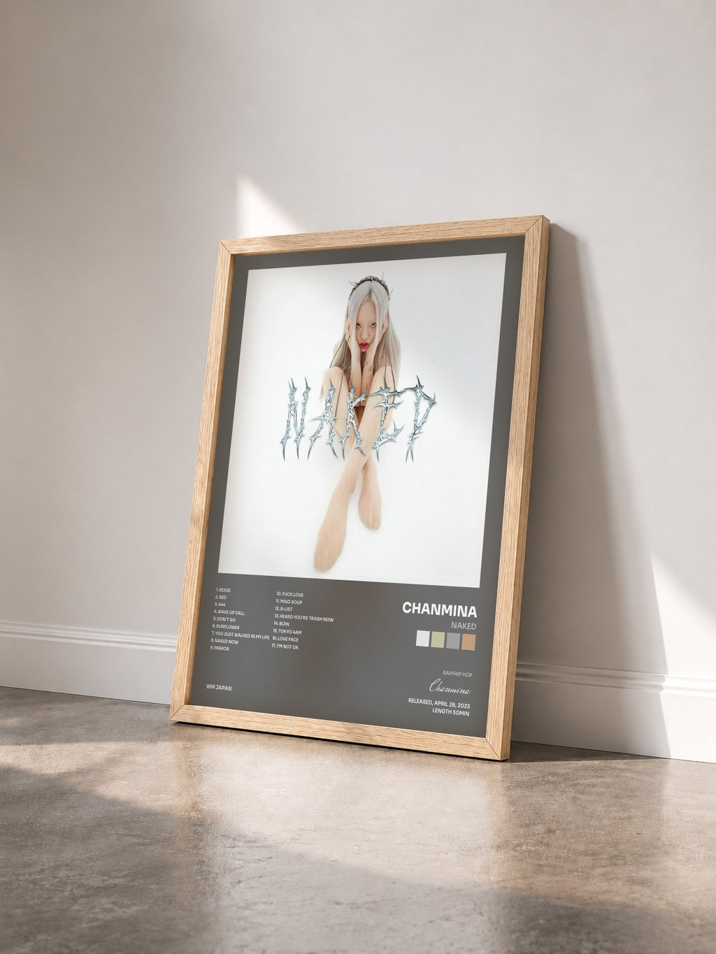 #bois Tableau de l'album Naked de Chanmina vu de trois quarts, cadre en bois brut