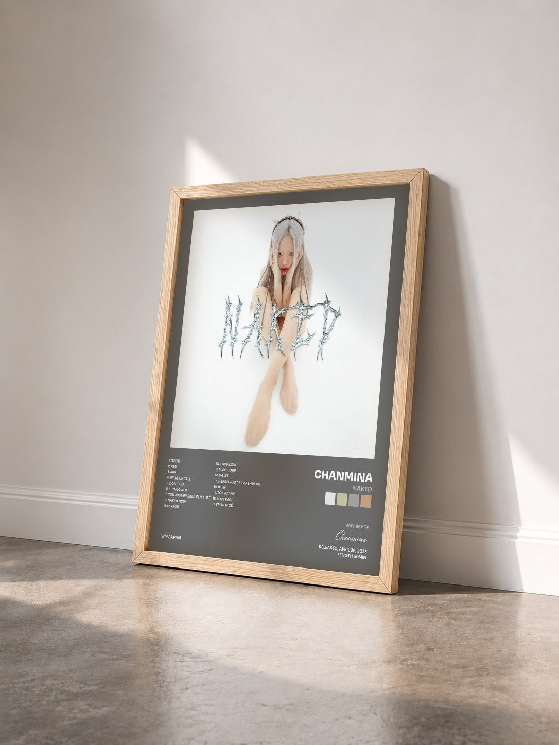 #bois Tableau de l'album Naked de Chanmina vu de trois quarts, cadre en bois brut