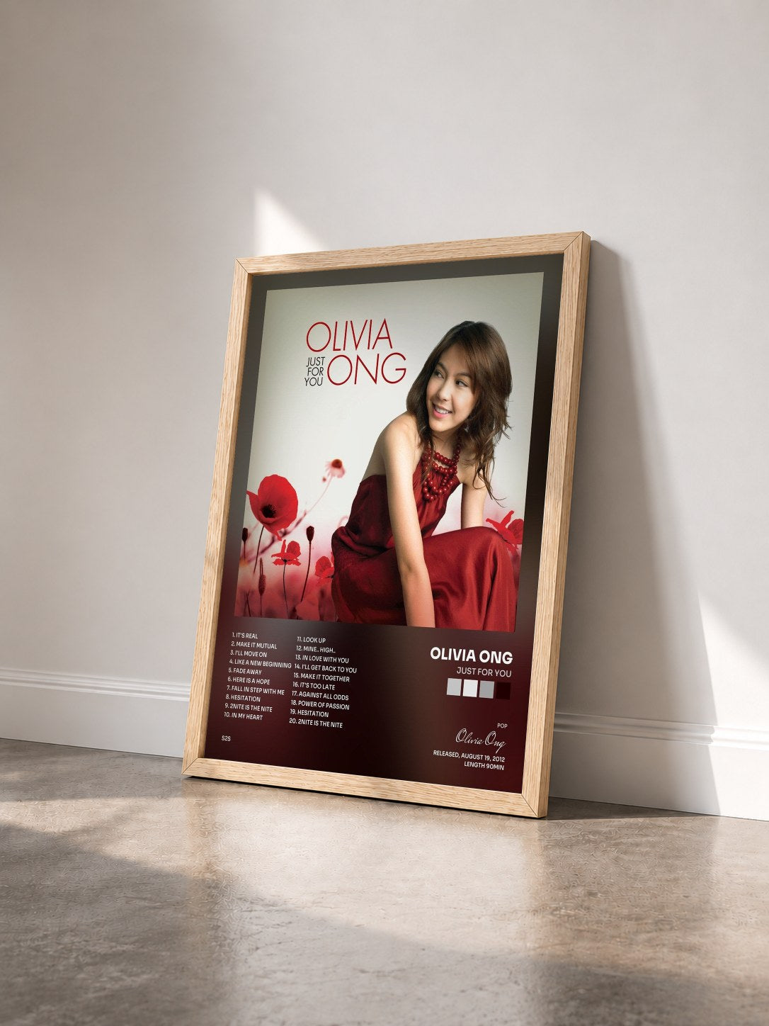 #bois Tableau de l'album Just for You de Olivia Ong vu de trois quarts, cadre en bois brut