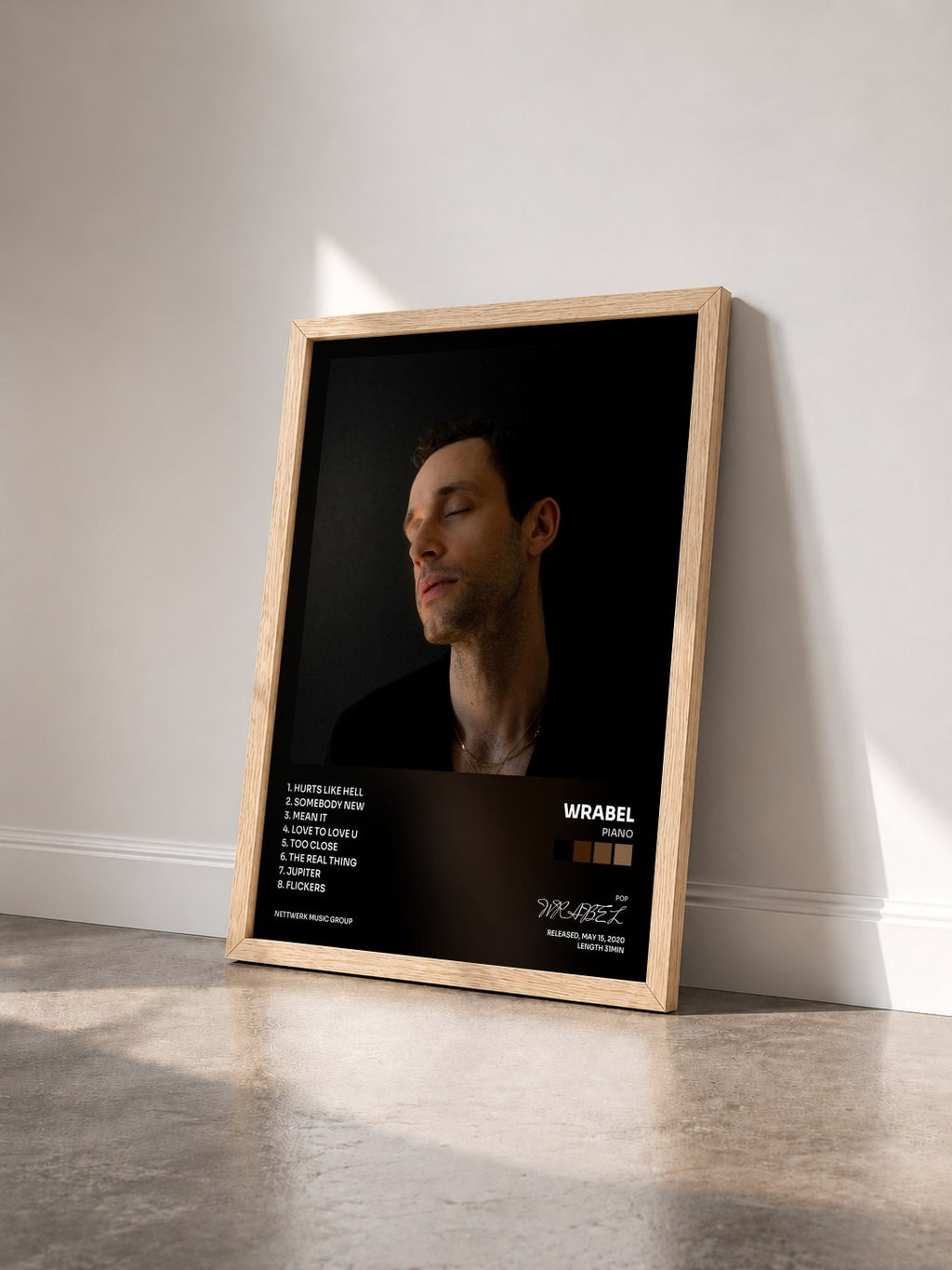 #bois Tableau de l'album piano de WRABEL vu de trois quarts, cadre en bois brut