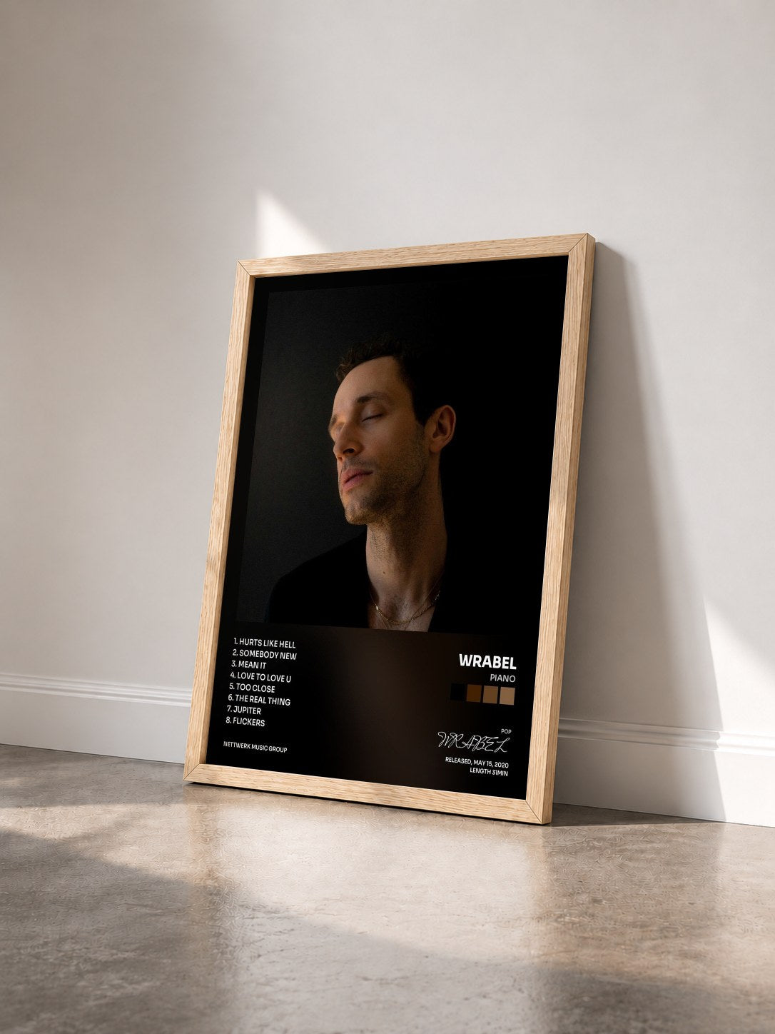 #bois Tableau de l'album piano de WRABEL vu de trois quarts, cadre en bois brut