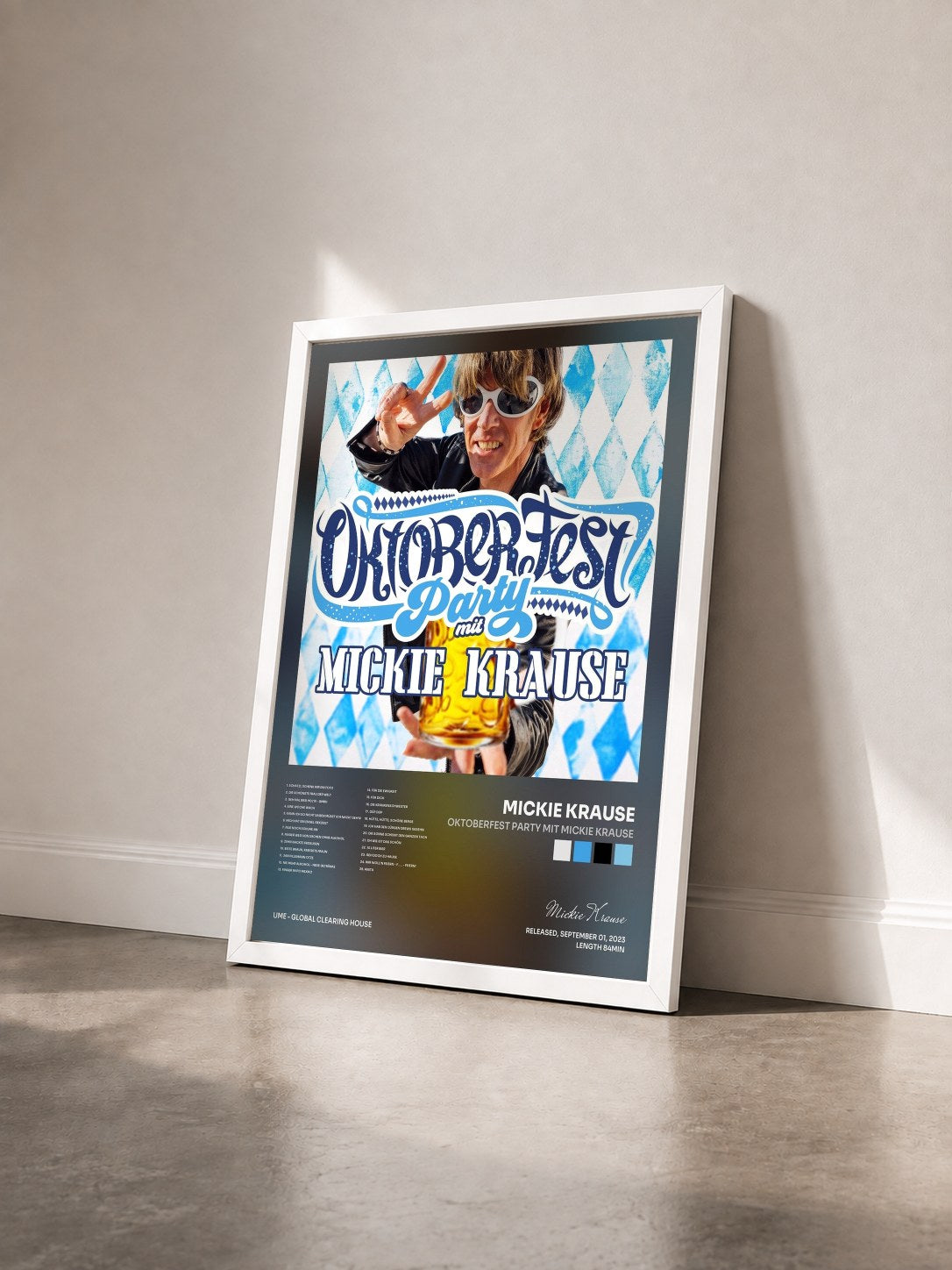 #blanc Tableau de l'album Oktoberfest Party mit Mickie Krause de Mickie Krause vu de trois quarts, cadre blanc