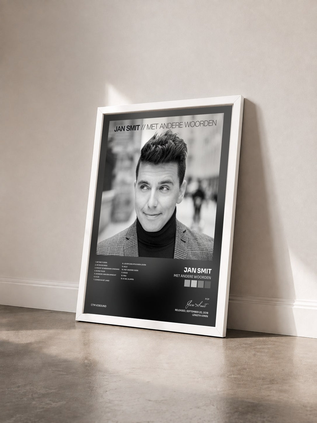 #blanc Tableau de l'album Met Andere Woorden de Jan Smit vu de trois quarts, cadre blanc
