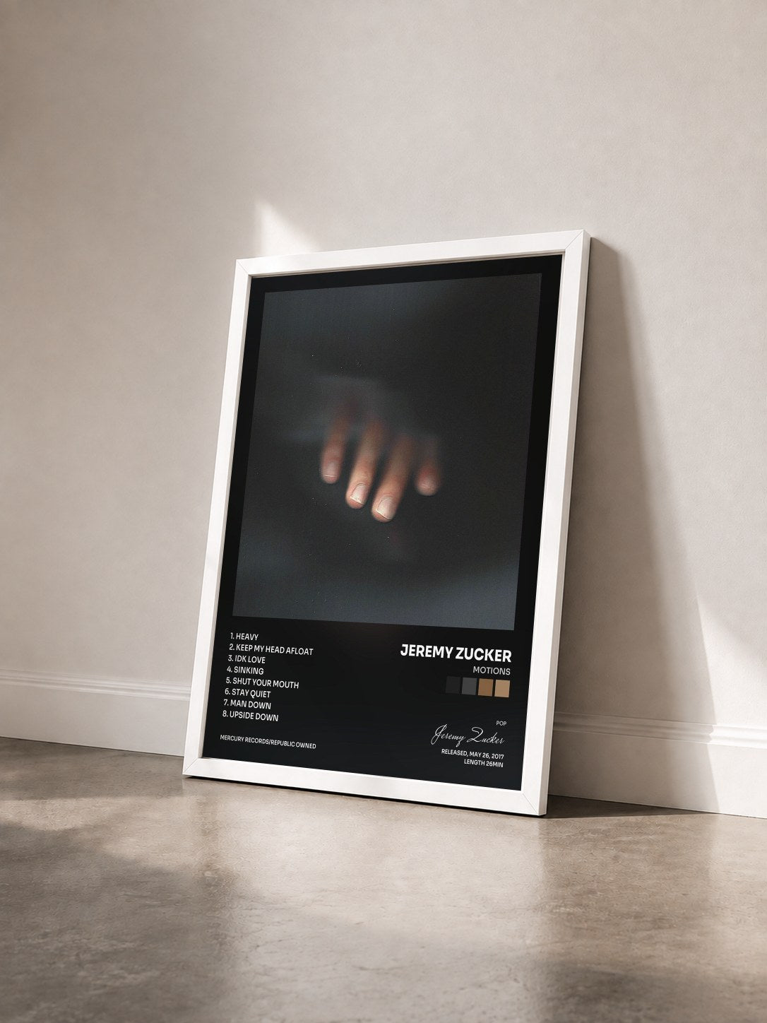 #blanc Tableau de l'album Motions de Jeremy Zucker vu de trois quarts, cadre blanc
