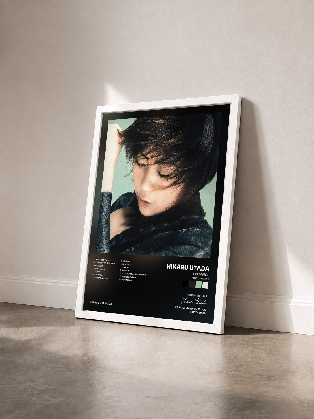 #blanc Tableau de l'album Distance (Remastered 2018) de Hikaru Utada vu de trois quarts, cadre blanc