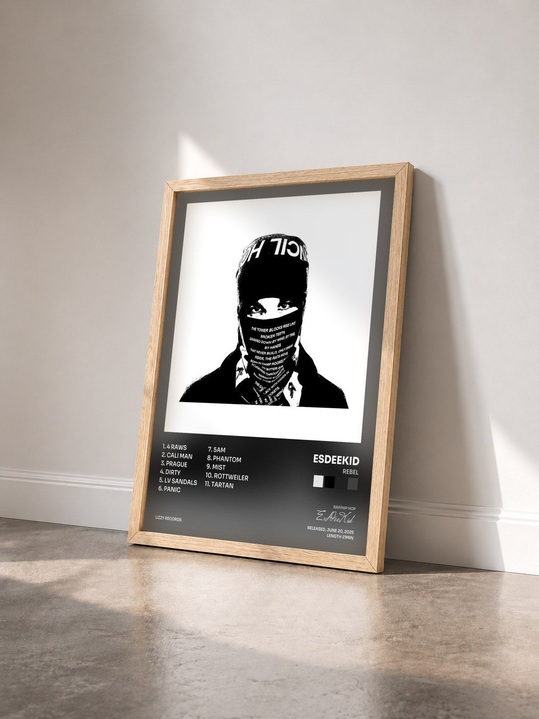 #bois Tableau de l'album Rebel de EsDeeKid vu de trois quarts, cadre en bois brut
