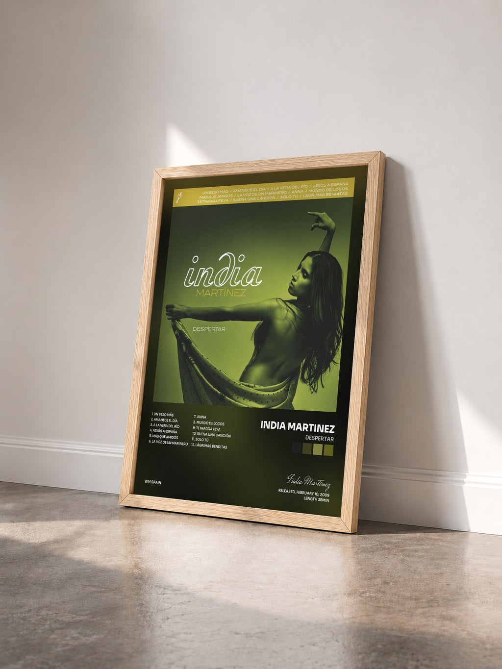 #bois Tableau de l'album Despertar de India Martinez vu de trois quarts, cadre en bois brut