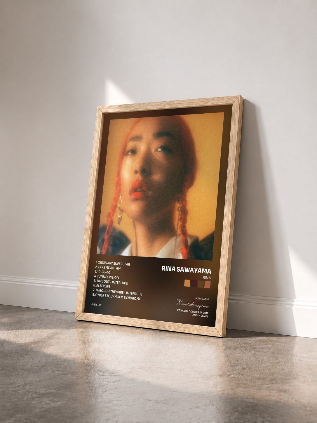 #bois Tableau de l'album RINA de Rina Sawayama vu de trois quarts, cadre en bois brut
