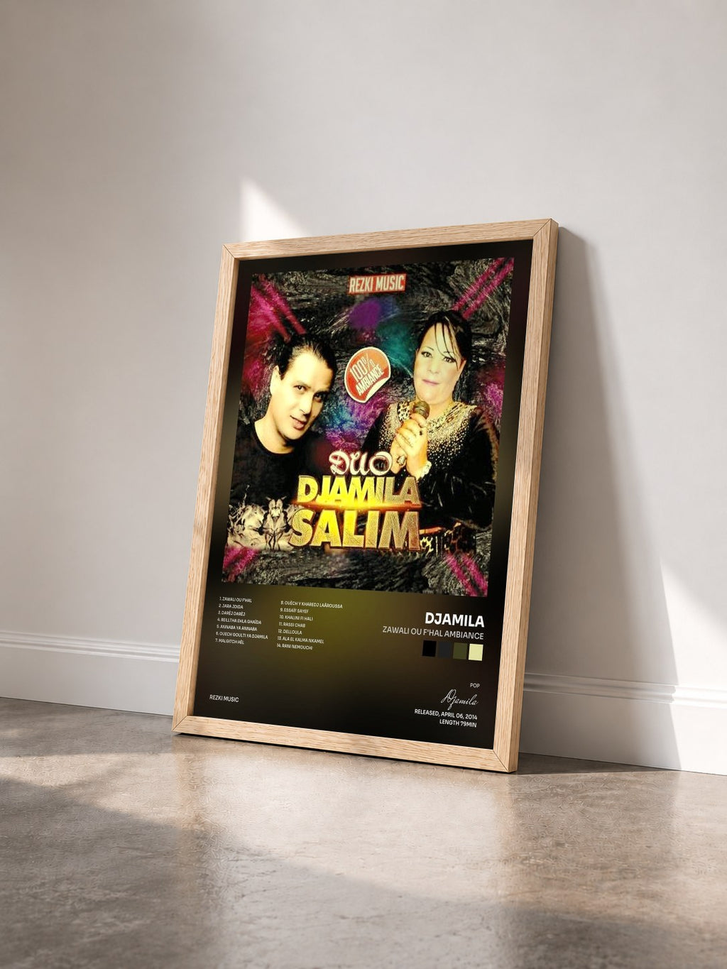 #bois Tableau de l'album Zawali ou f'hal ambiance de Djamila vu de trois quarts, cadre en bois brut