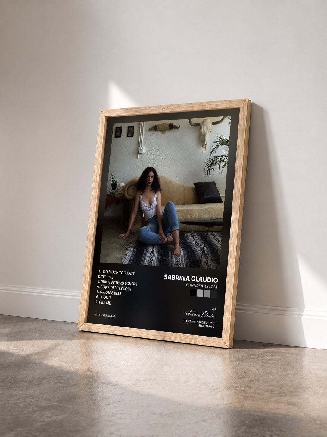 #bois Tableau de l'album Confidently Lost de Sabrina Claudio vu de trois quarts, cadre en bois brut