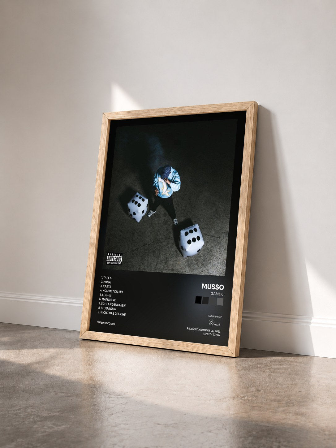 #bois Tableau de l'album GAME 6 de Musso vu de trois quarts, cadre en bois brut