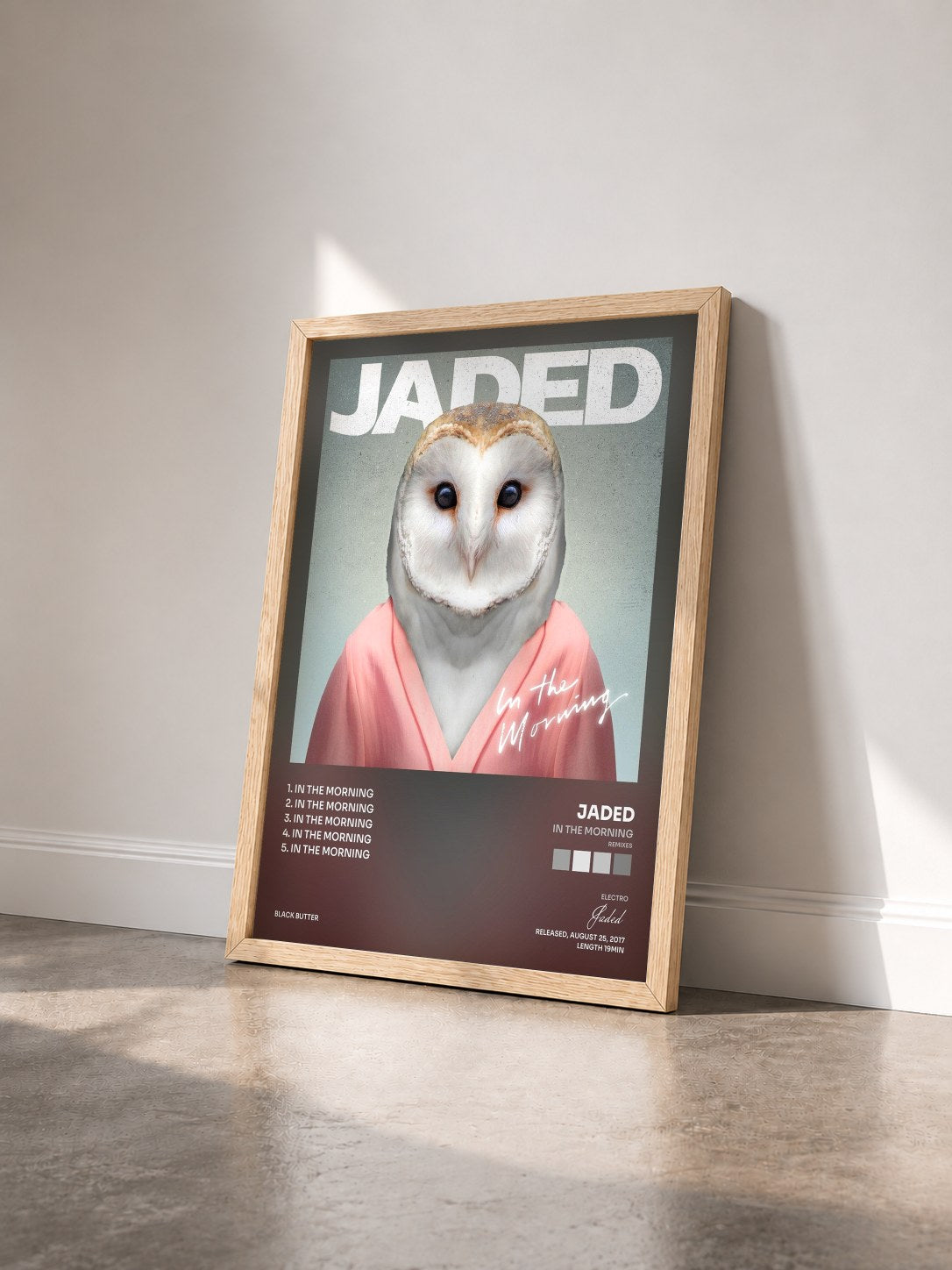 #bois Tableau de l'album In the Morning (Remixes) de Jaded vu de trois quarts, cadre en bois brut