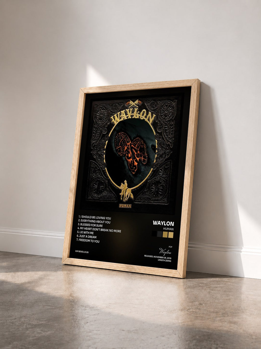 #bois Tableau de l'album Human de Waylon vu de trois quarts, cadre en bois brut