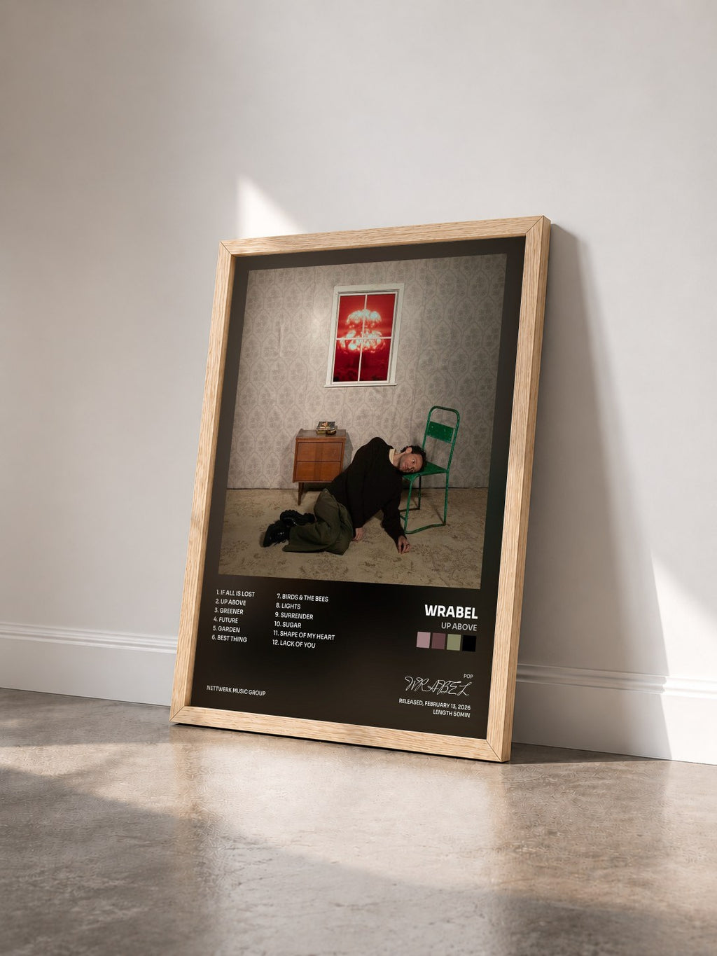 #bois Tableau de l'album up above de WRABEL vu de trois quarts, cadre en bois brut