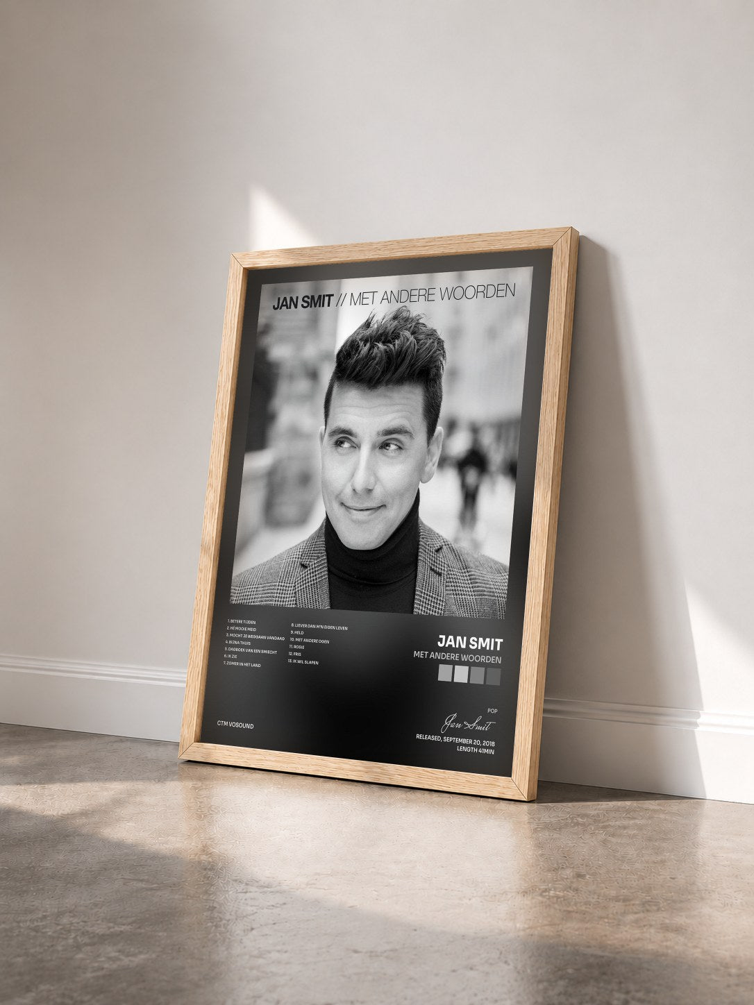 #bois Tableau de l'album Met Andere Woorden de Jan Smit vu de trois quarts, cadre en bois brut